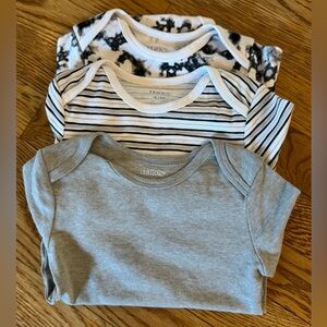 Hanes - Set of 3 long sleeves onesies - 18-24M - Good condition